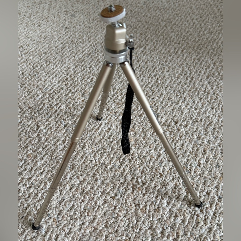 Mini Tripod with Extendable Legs and Adjustable Locks